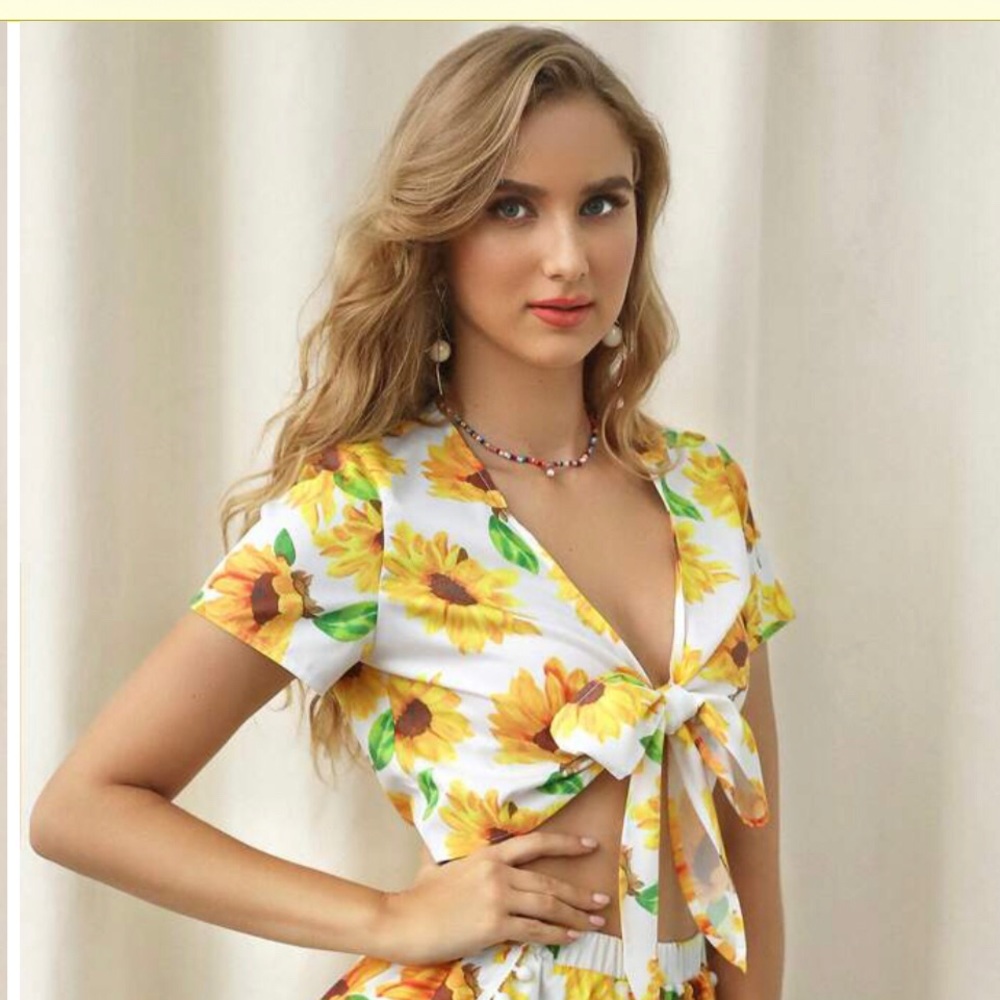 💛NWT daisy-print tie-front crop top💛